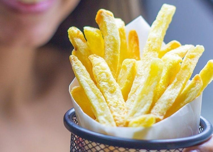 Uma mulher está sendo acusada pelo namorado de tentativa de atropelamento após uma briga por causa de uma porção de batata frita. Mulher tenta
