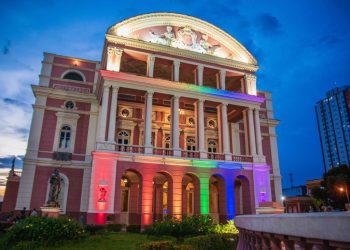 Teatro Amazonas é iluminado com cores da bandeira LGBTQIAPN+