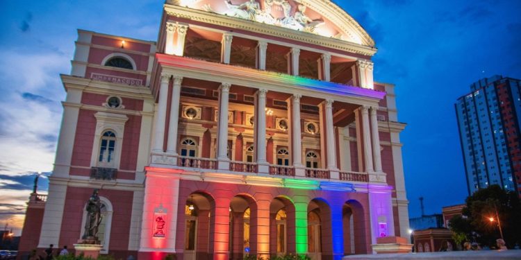 Teatro Amazonas é iluminado com cores da bandeira LGBTQIAPN+