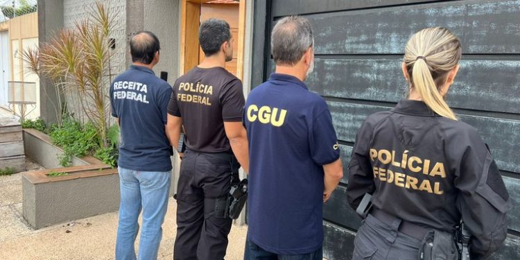 Em Manaus, PF cumpre mandados visando desarticular organização criminosa envolvida em ilícitos de corrupção e lavagem de dinheiro