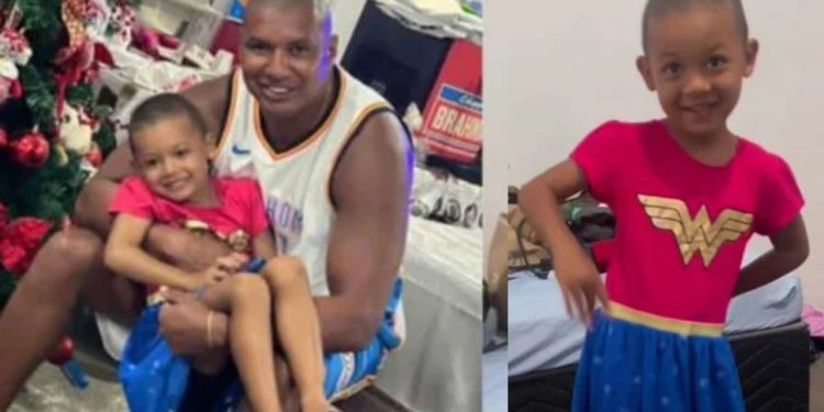 O pai do pequeno Miguel, 4 anos, deu de aniversário um uniforme do personagem favorito: um vestido da Mulher-Maravilha.