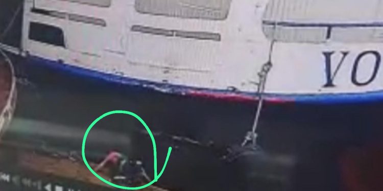 Após morrer afogado, um vídeo do momento em que o mecânico Alessandro Godoy, 53 cai no Rio Negro na tarde de domingo (19).