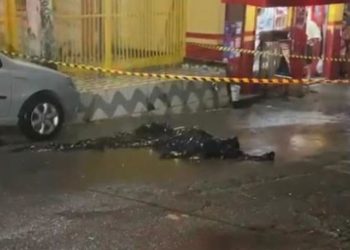 Um homem foi executado com mais de 10 tiros ao sair de um carro por aplicativo na rua 56, conjunto Mutirão, bairro Novo Aleixo, em Manaus.