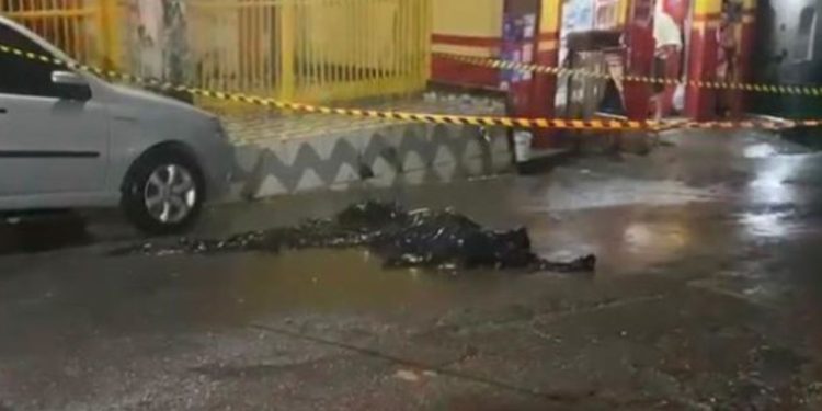 Um homem foi executado com mais de 10 tiros ao sair de um carro por aplicativo na rua 56, conjunto Mutirão, bairro Novo Aleixo, em Manaus.