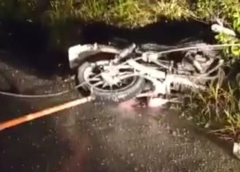 Um pai e uma filha morreram eletrocutados após passarem de moto em cima de um fio de energia no Ramal do Brasileirinho, em Manaus.