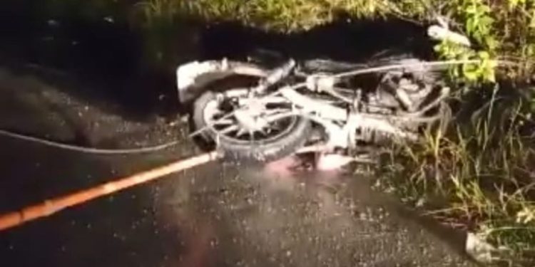 Um pai e uma filha morreram eletrocutados após passarem de moto em cima de um fio de energia no Ramal do Brasileirinho, em Manaus.