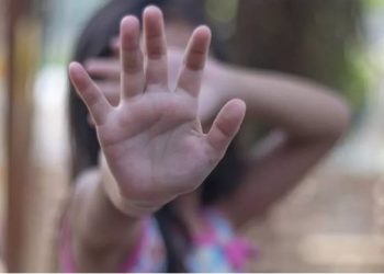 Uma menina de apenas 4 anos de idade, foi arrastada e estuprada por um homem, ainda não identificado, dentro do provador da loja. Criança de.