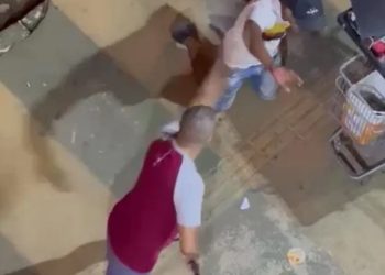 Um policial militar agrediu a chibatadas um homem que esperava por um prato de comida. O caso aconteceu no último domingo. Vídeo registra.