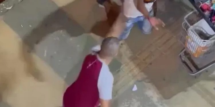 Um policial militar agrediu a chibatadas um homem que esperava por um prato de comida. O caso aconteceu no último domingo. Vídeo registra.