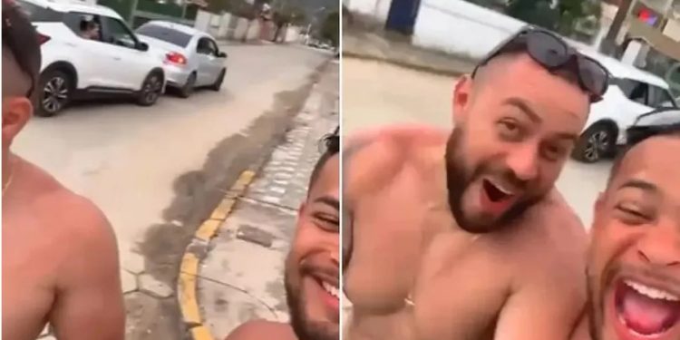 Um carro ocupado só por mulheres bateu na traseira de outro veículo enquanto elas estavam distraídas elogiando dois homens na. Mulheres se