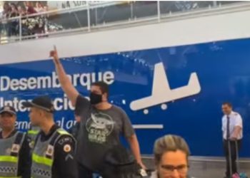 Enquanto apoiadores de Jair Bolsonaro (PL) o aguardavam no aeroporto internacional de Brasília, um passageiro foi vaiado. Apoiador de