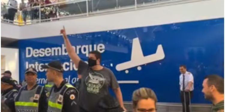 Enquanto apoiadores de Jair Bolsonaro (PL) o aguardavam no aeroporto internacional de Brasília, um passageiro foi vaiado. Apoiador de