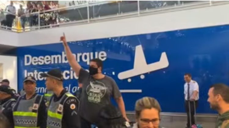 Enquanto apoiadores de Jair Bolsonaro (PL) o aguardavam no aeroporto internacional de Brasília, um passageiro foi vaiado. Apoiador de