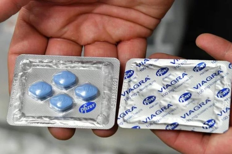 O Tribunal de Contas da União (TCU) constatou a ocorrência de superfaturamento na compra de pílulas do medicamento Viagra. Viagra: