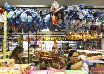 Nem opções mais baratas do que os tradicionais ovos de chocolate devem escapar da inflação na Páscoa de 2023. Chocolate em