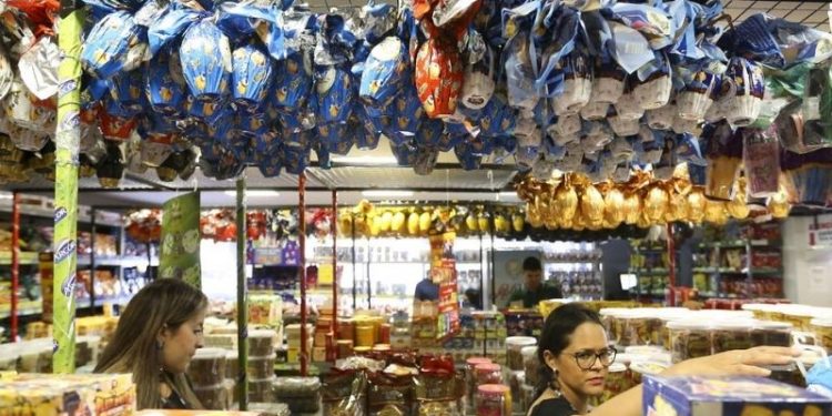 Nem opções mais baratas do que os tradicionais ovos de chocolate devem escapar da inflação na Páscoa de 2023. Chocolate em