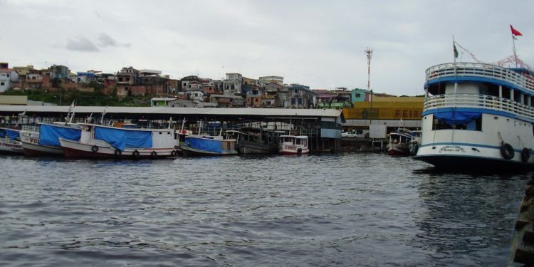 Um mecânico identificado apenas como Geraldo, de 40 anos, morreu afogado na tarde deste domingo (19), ao tropeçar e cair no Rio Negro.