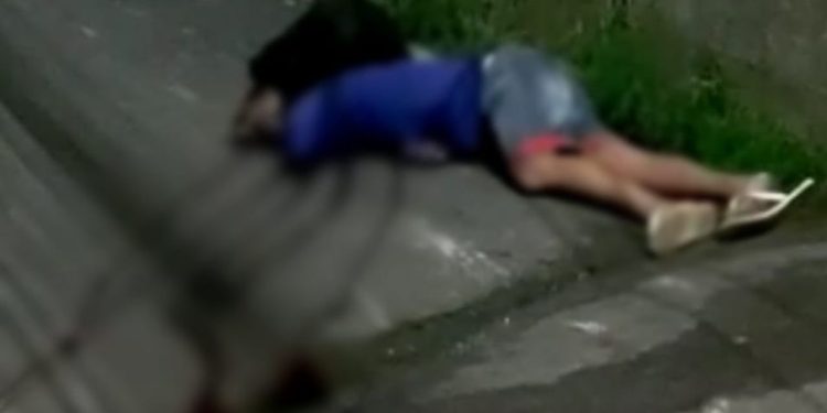 Na rua Bom Jesus, no bairro Redenção, em Manaus, criminosos executaram um jovem não identificado durante a noite desta terça-feira (21).