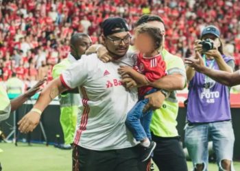 O torcedor do Internacional que invadiu o campo do Beira-Rio com a filha de 3 anos no colo e agrediu um jogador do Caxias e um cinegrafista de uma emissora local foi indiciado pela Polícia Civil pelos crimes de lesão corporal e invasão ao campo.