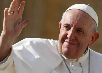 Papa Francisco diz que celibato sacerdotal pode ser revisto