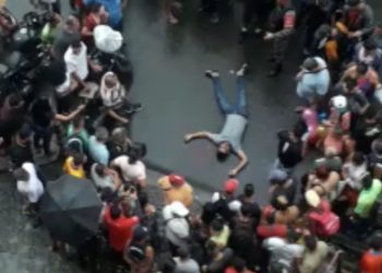 Um indiano identificado como Júlio Monramed, de 35 anos, levou um tiro na cabeça na rua Floriano Peixoto, no bairro Centro, em Manaus. 