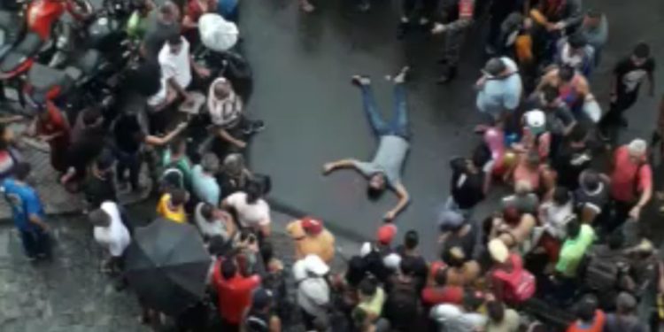 Um indiano identificado como Júlio Monramed, de 35 anos, levou um tiro na cabeça na rua Floriano Peixoto, no bairro Centro, em Manaus. 