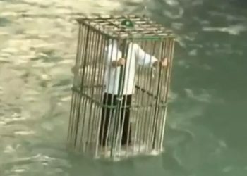 A cidade italiana obriga as pessoas que cometeram transgressões a serem engaiolados e mergulhados no rio, e geralmente são políticos.