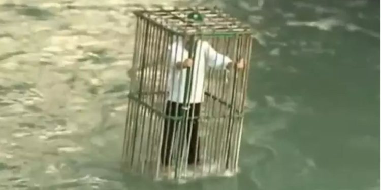 A cidade italiana obriga as pessoas que cometeram transgressões a serem engaiolados e mergulhados no rio, e geralmente são políticos.