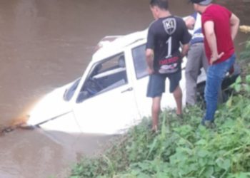 Neste sábado (18), um casal de carro caiu dentro de um igarapé ao voltarem de uma festa na Avenida Governador José Lindoso, em Manaus.