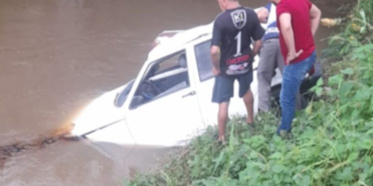 Neste sábado (18), um casal de carro caiu dentro de um igarapé ao voltarem de uma festa na Avenida Governador José Lindoso, em Manaus.