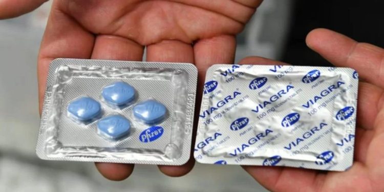 Morreu em Nagpur, um indiano de aproximadamente 40 anos após tomar duas pílulas de Viagra em uma noite com bebidas alcoólicas.