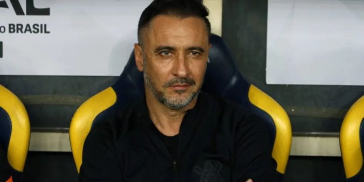 O técnico Vitor Pereira atingiu marca negativa neste domingo (5) ao ser derrotado pelo Vasco por 1 a 0 com gol de Puma Rodríguez.