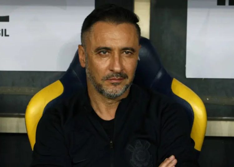 O técnico Vitor Pereira atingiu marca negativa neste domingo (5) ao ser derrotado pelo Vasco por 1 a 0 com gol de Puma Rodríguez.