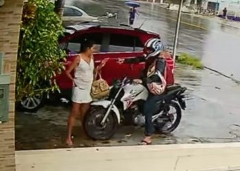 Durante a chuva na terça-feira (07), um homem vestido de mototaxista assaltou uma mulher no bairro Cachoeirinha, zona sul de Manaus. 