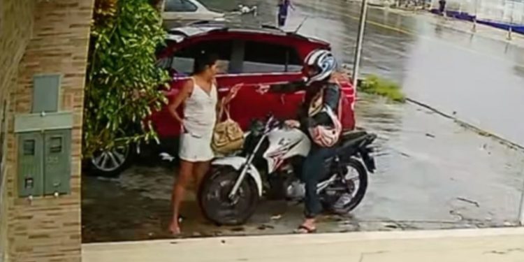 Durante a chuva na terça-feira (07), um homem vestido de mototaxista assaltou uma mulher no bairro Cachoeirinha, zona sul de Manaus.