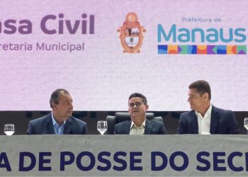 O prefeito David Almeida aproveitou a posse do novo chefe da Casa Civil, Marcos Rotta, para agradecer publicamente o senador Omar Aziz.