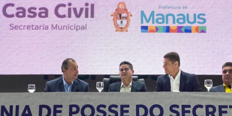 O prefeito David Almeida aproveitou a posse do novo chefe da Casa Civil, Marcos Rotta, para agradecer publicamente o senador Omar Aziz.