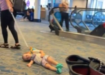 O vídeo do TikTok com uma mãe arrastando seu filho na coleira em um aeroporto gerou um debate acalorado na internet.