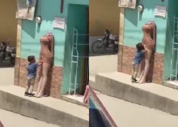 Começou a circular nas redes sociais um vídeo que mostra uma criança colocando a mão e a boca nas partes íntimas de um manequim.