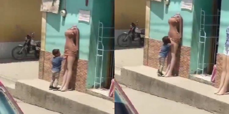 Começou a circular nas redes sociais um vídeo que mostra uma criança colocando a mão e a boca nas partes íntimas de um manequim.
