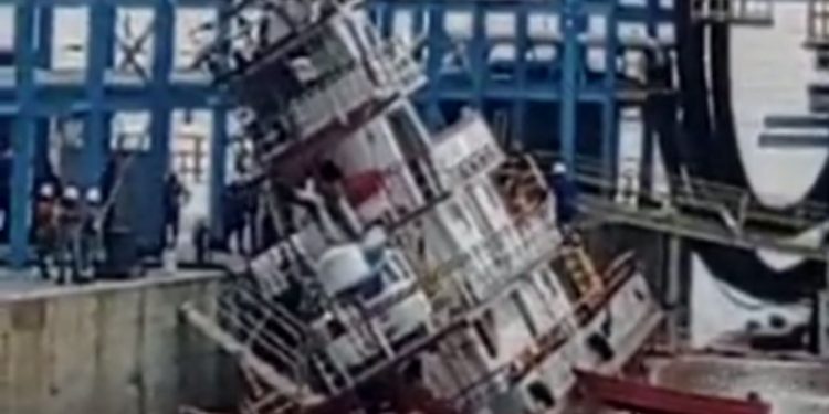 Na tarde desta quarta-feira (15), uma embarcação do tipo rebocador, naufragou em um porto no município de Itacoatiara, interior do Amazonas.