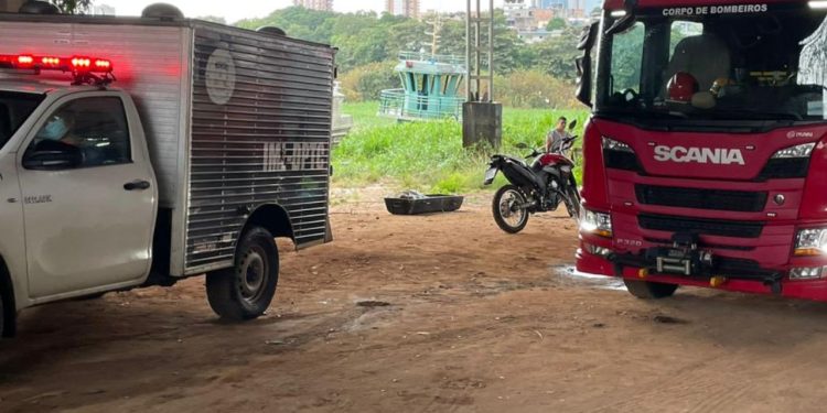 Durante a chuva que atingiu Manaus um corpo foi encontrado boiando em um igarapé no bairro São Raimundo, na zona Oeste de Manaus.