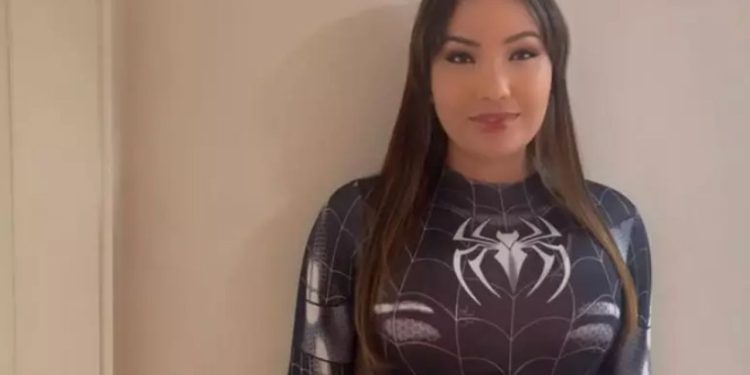 A modelo Lina Nakamura faz sucesso na plataforma OnlyFans e chega a faturar cerca de R$ 40 mil por mês com conteúdo adulto.