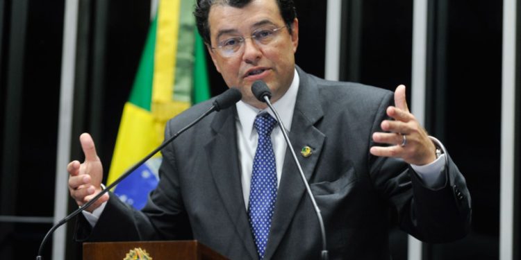 A pedido de Eduardo Braga, o ministro determinou a transferência da gestão da BR-319, para a superintendência regional do DNIT Amazonas.