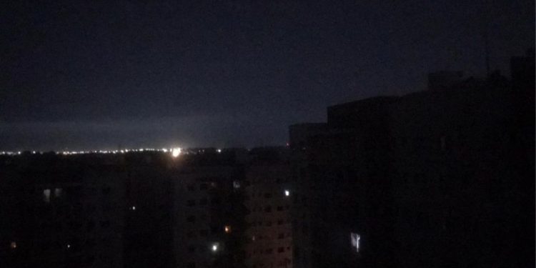 Os moradores das zonas zonas sul, oeste e região o metropolitana de Manaus reclamaram da falta de energia que iniciou durante a tarde desta quarta-feira (22). 