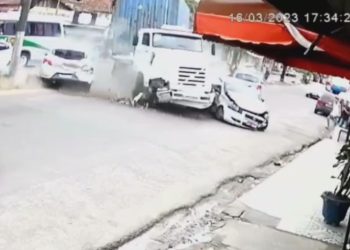 Uma carreta desgovernada invadiu uma drogaria situada na avenida Rodrigo Otávio, sentido Bola da Suframa, localizada na zona Sul de Manaus.