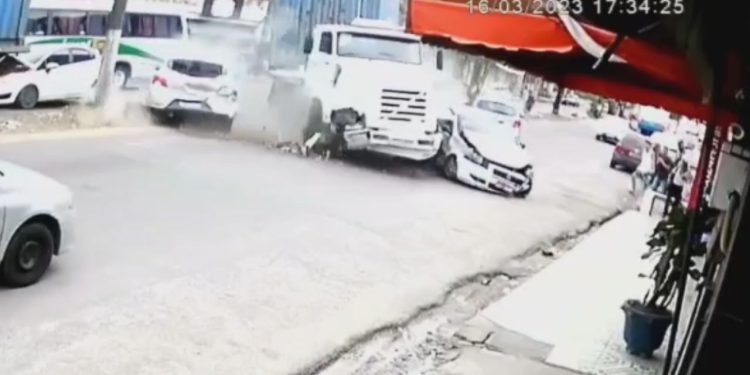 Uma carreta desgovernada invadiu uma drogaria situada na avenida Rodrigo Otávio, sentido Bola da Suframa, localizada na zona Sul de Manaus.