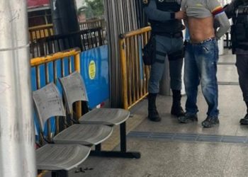 Um jovem foi preso após mostrar suas partes íntimas para uma mulher dentro do ônibus da linha 640, na avenida Torquato Tapajós, em Manaus.