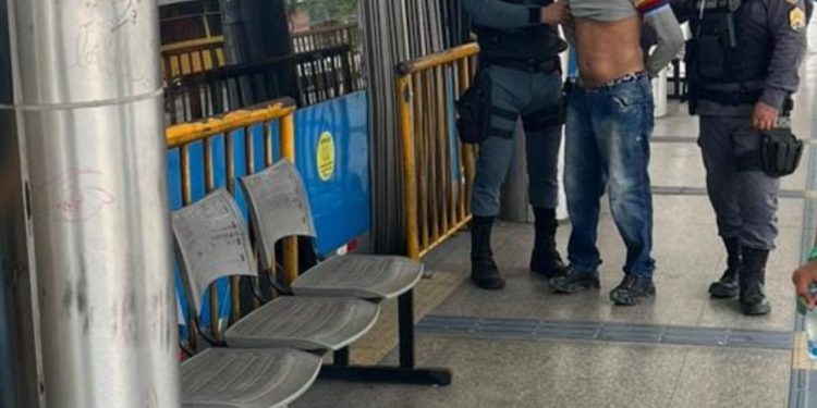 Um jovem foi preso após mostrar suas partes íntimas para uma mulher dentro do ônibus da linha 640, na avenida Torquato Tapajós, em Manaus.