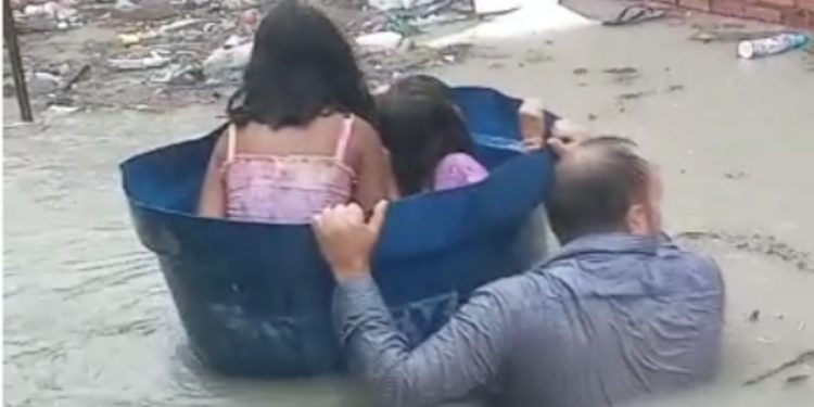 A Prefeitura de Manaus registrou na Central 199 da Defesa Civil mais de 90 ocorrências, sendo mais da metade de alagamentos.